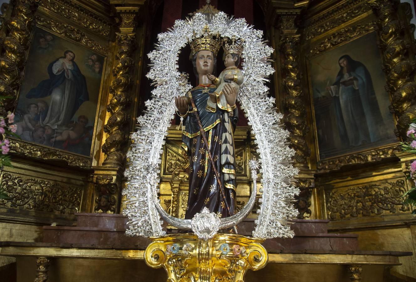 Altar del aniversario de la coronación de la Virgen de la Hiniesta