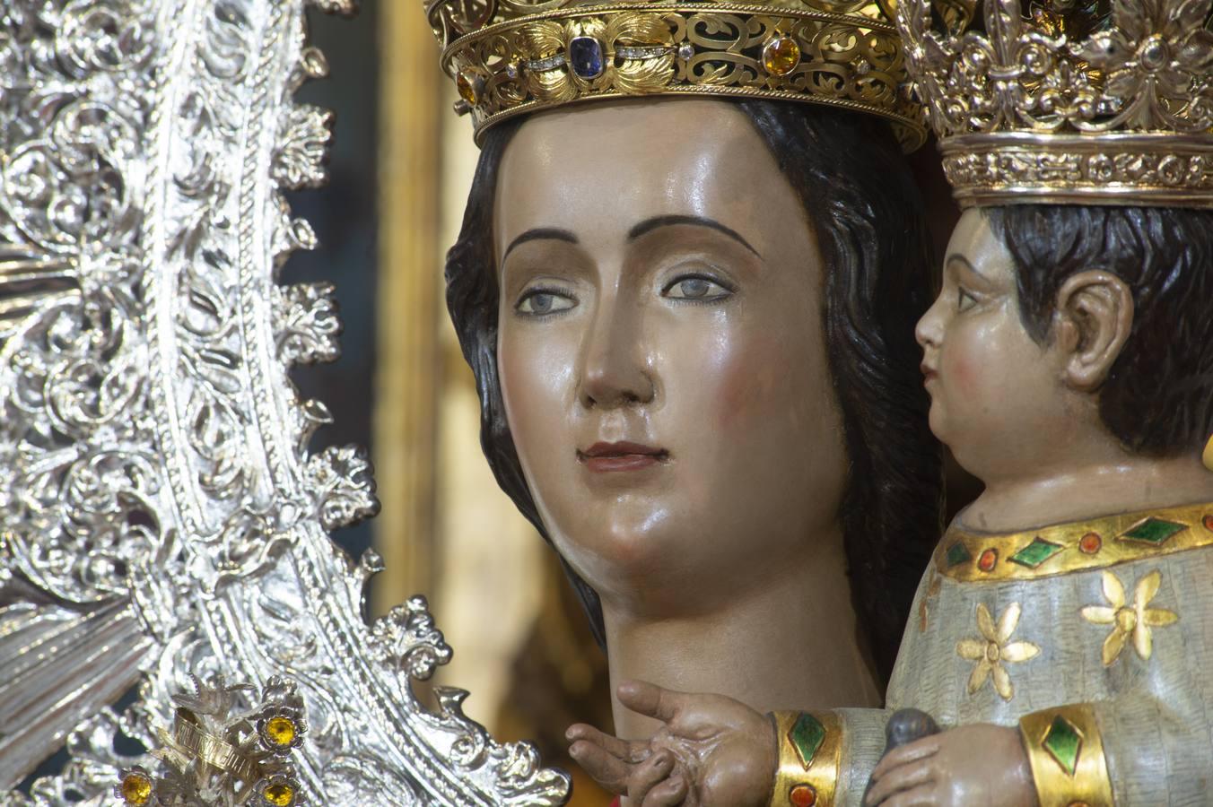 Altar del aniversario de la coronación de la Virgen de la Hiniesta