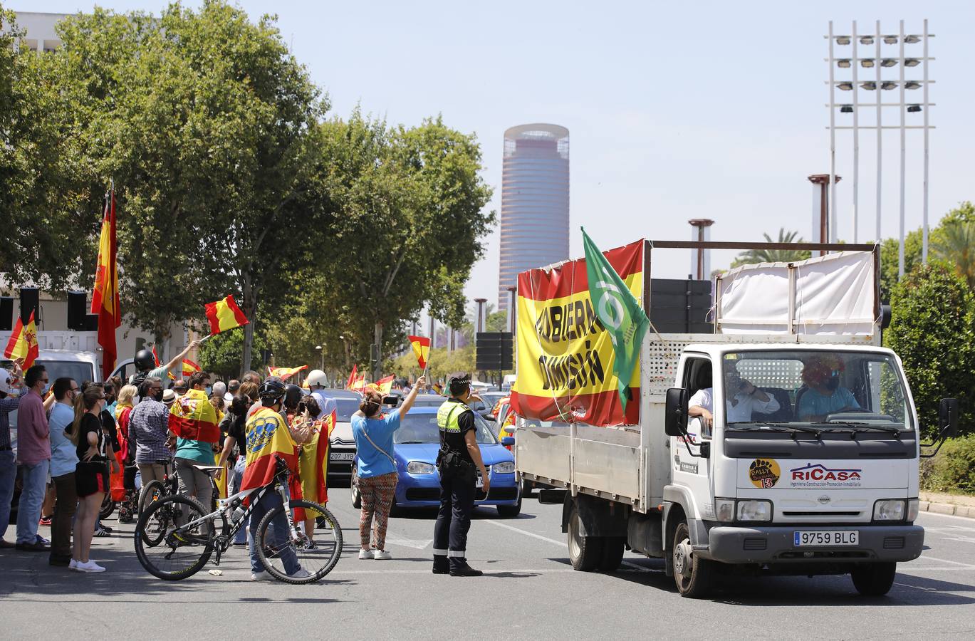 Éxito de la caravana de protesta convocada por Vox en Sevilla