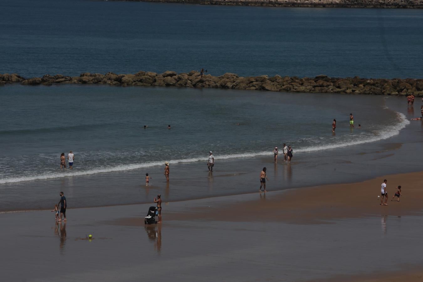 FOTOS: Cádiz tiene ganas de un chapuzón en la playa