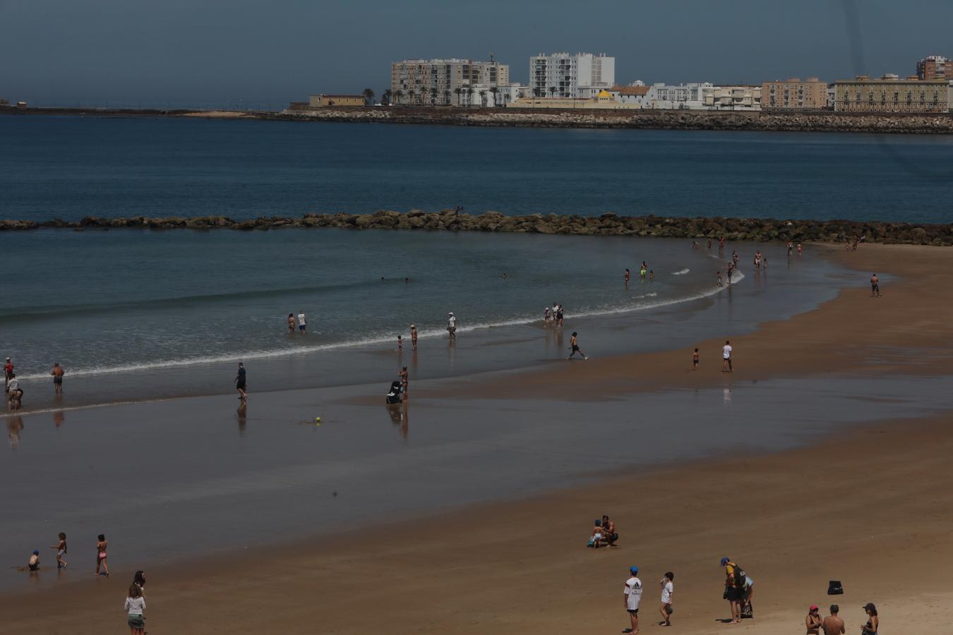 FOTOS: Cádiz tiene ganas de un chapuzón en la playa