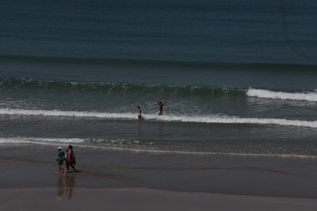 FOTOS: Cádiz tiene ganas de un chapuzón en la playa