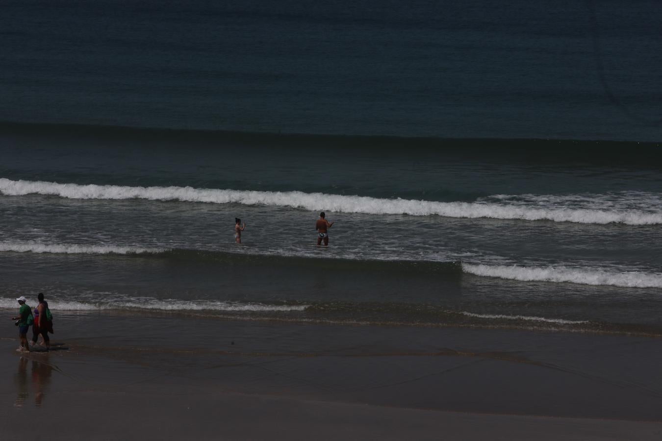 FOTOS: Cádiz tiene ganas de un chapuzón en la playa