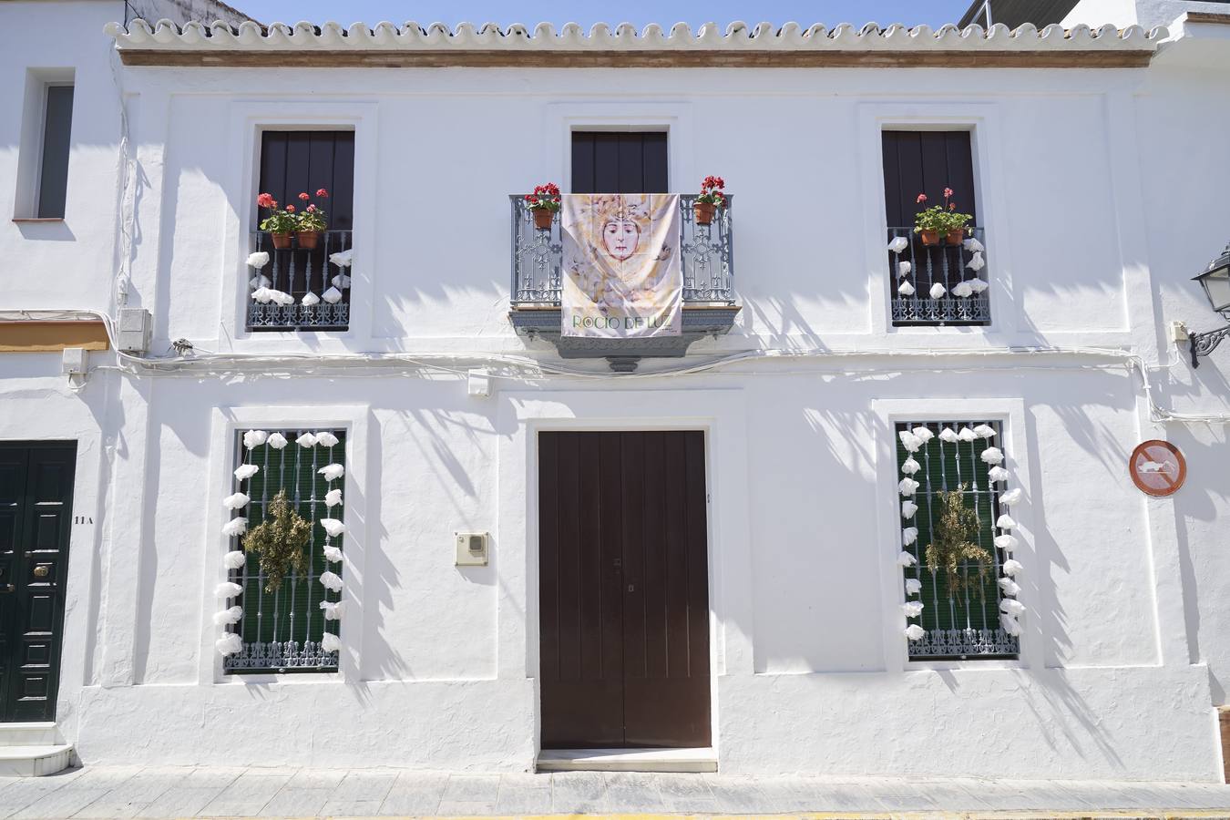 Almonte y el Rocío, engalanados para el traslado de la Virgen que nunca fue