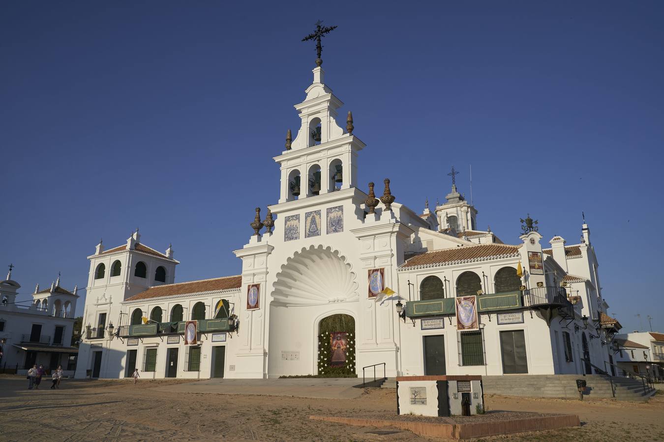 Almonte y el Rocío, engalanados para el traslado de la Virgen que nunca fue