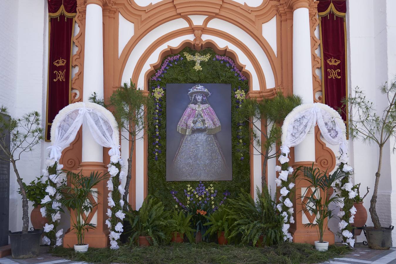 Almonte y el Rocío, engalanados para el traslado de la Virgen que nunca fue