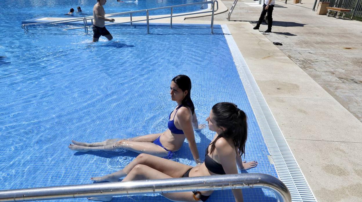 Abren las primeras piscinas en Sevilla