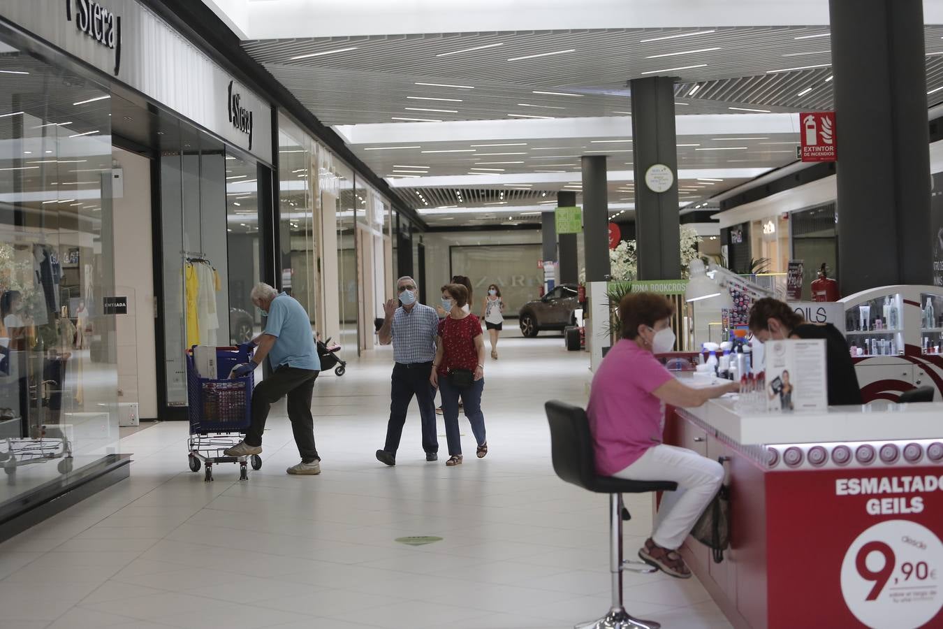 En imágenes, los clientes vuelven a los centros comerciales de Córdoba