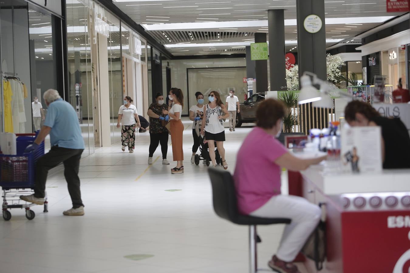 En imágenes, los clientes vuelven a los centros comerciales de Córdoba