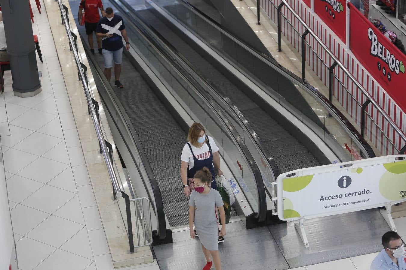 En imágenes, los clientes vuelven a los centros comerciales de Córdoba