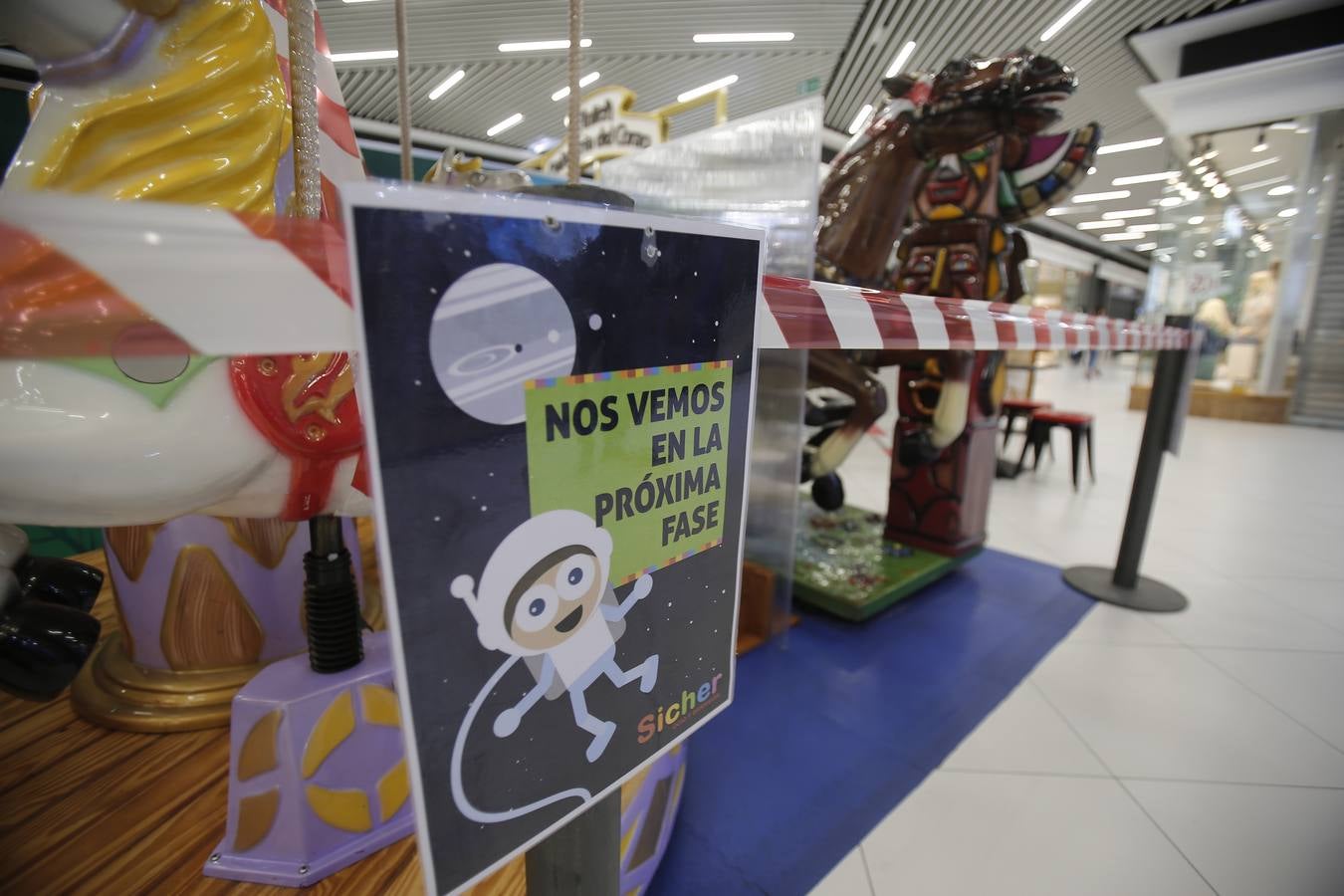 En imágenes, los clientes vuelven a los centros comerciales de Córdoba