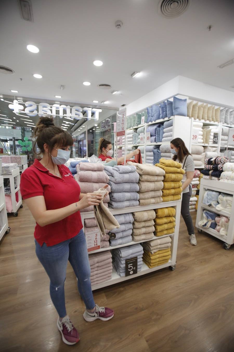 En imágenes, los clientes vuelven a los centros comerciales de Córdoba