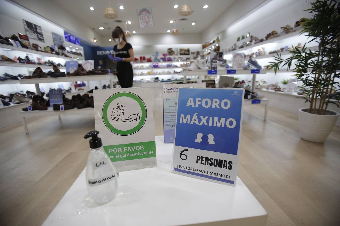 En imágenes, los clientes vuelven a los centros comerciales de Córdoba