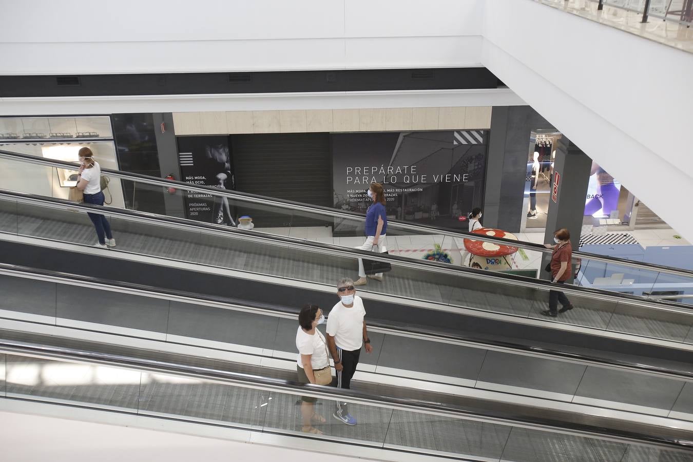 En imágenes, los clientes vuelven a los centros comerciales de Córdoba (II)