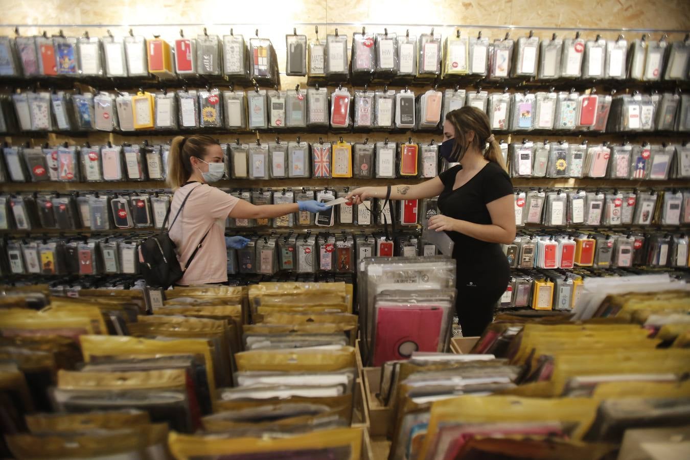 En imágenes, los clientes vuelven a los centros comerciales de Córdoba (II)