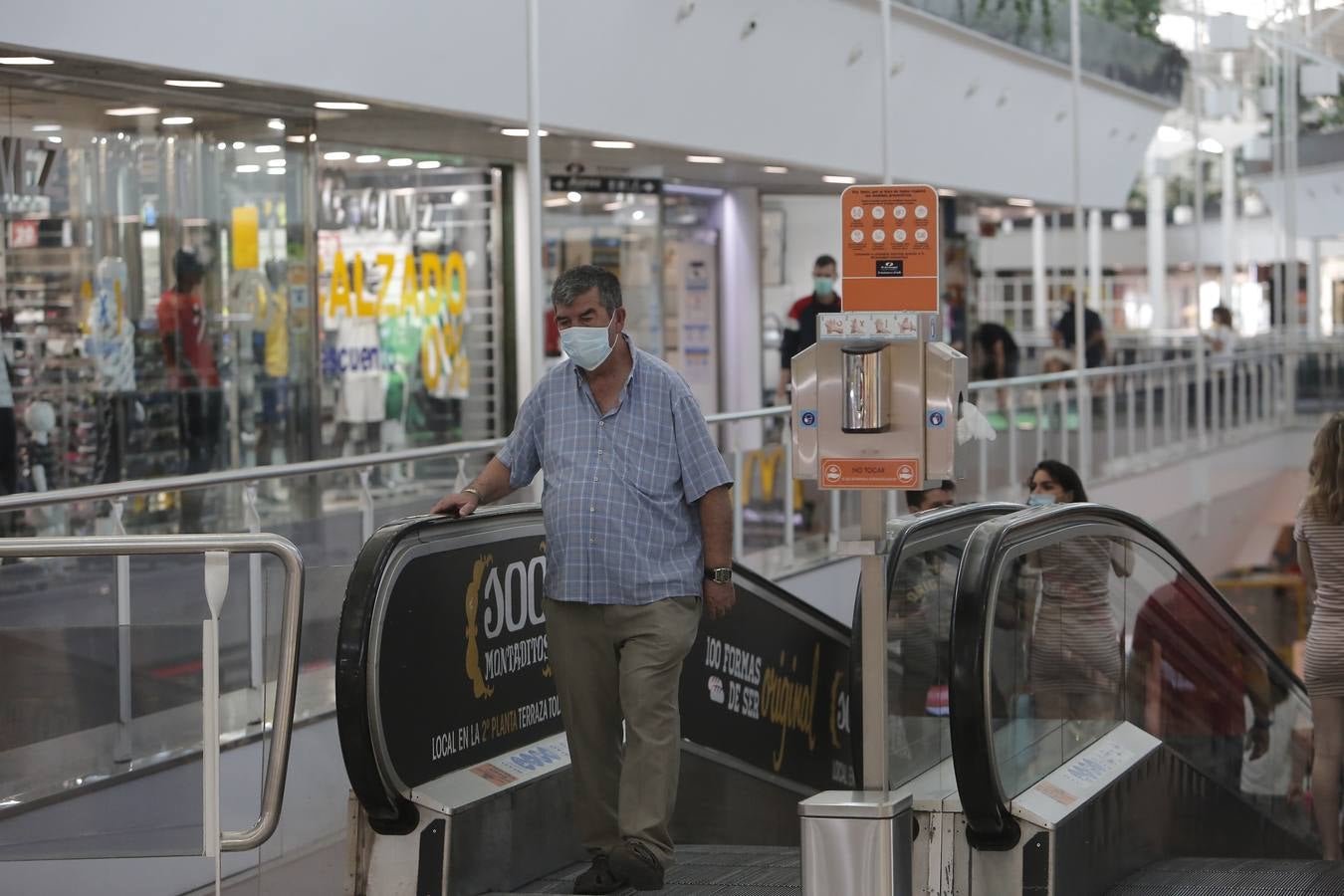 En imágenes, los clientes vuelven a los centros comerciales de Córdoba (II)