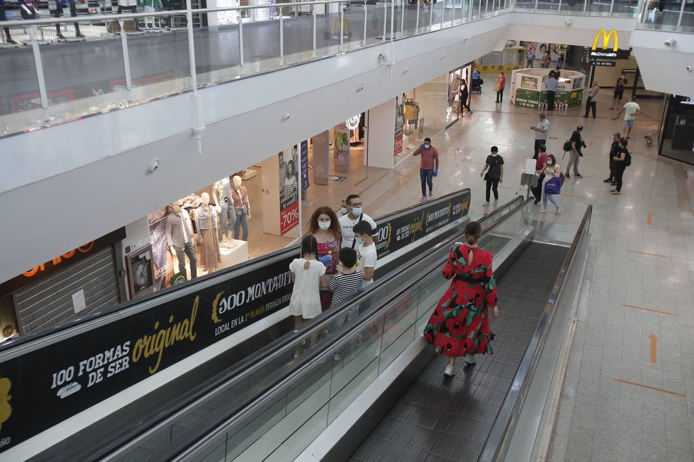 En imágenes, los clientes vuelven a los centros comerciales de Córdoba (II)