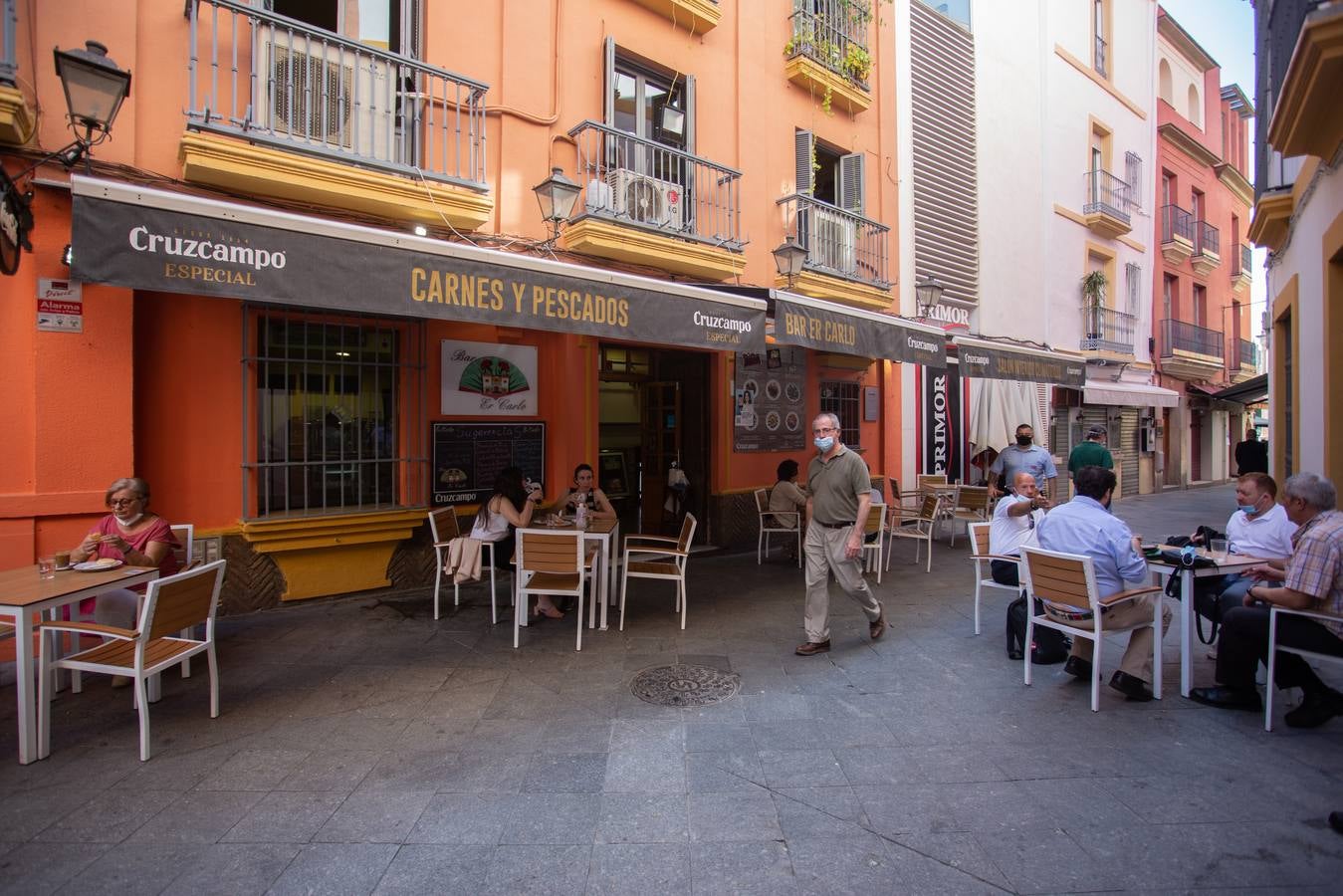 La reapertura del interior de los bares en Sevilla