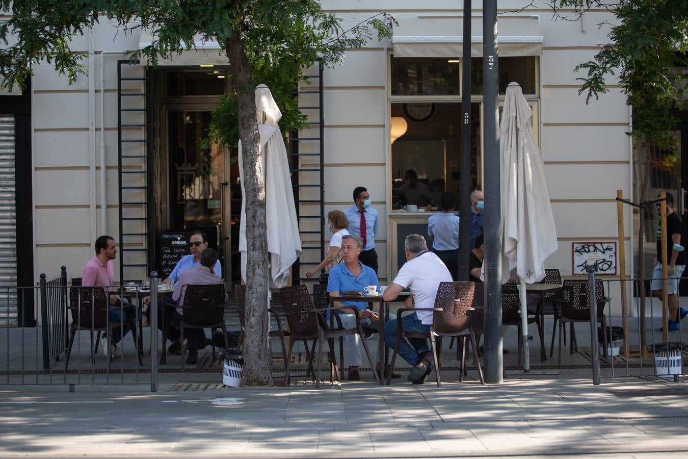 La reapertura del interior de los bares en Sevilla