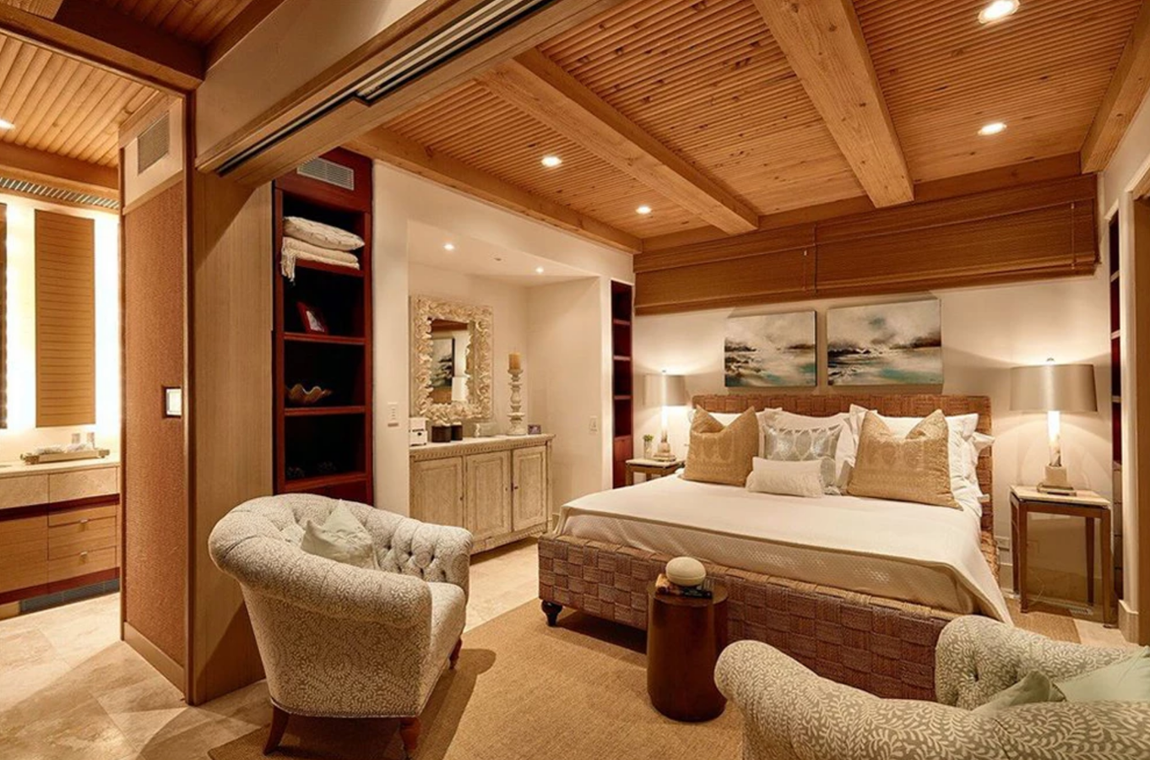 La nueva mansión costera de Melinda y Bill Gates. Otras de las características de esta mansión son la calefacción por suelo radiante, seguridad automatizada, sistemas de control de clima y un sistema de entrada sin llave que se extiende hasta el malecón y que fue diseñado conjutamente con ingenieros oceanográficos del Instituto Scripps.