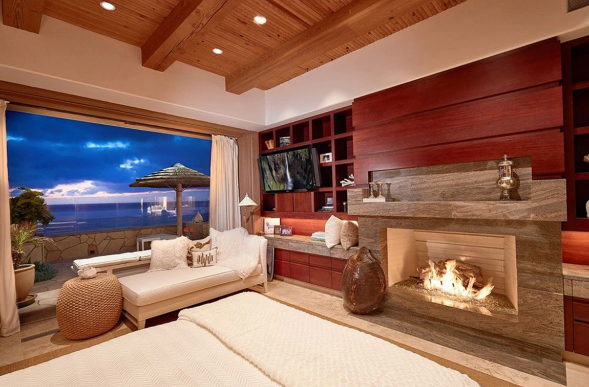 La nueva mansión costera de Melinda y Bill Gates. Con techos altos, de concepto abierto y decorada en tonos neutros, la vivienda derrocha calidez y presume de una gran luminosidad. Los salones están abiertos por grandes correderas de cristal al patio.