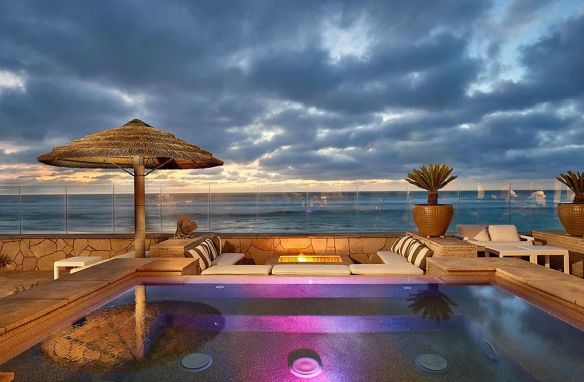 La nueva mansión costera de Melinda y Bill Gates. Su zona chill out con hoguera y bancos de piedra, situada frente al jacuzzi, y con vistas al mar y a la playa privada de la que disponen sus propietarios, es todo un oasis de paz.