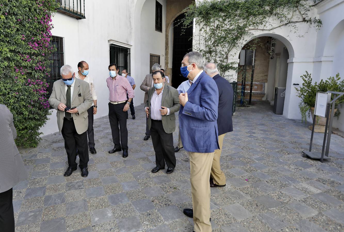 En imágenes, la asamblea de hermanos mayores aprueba el plan del Consejo sobre las sillas