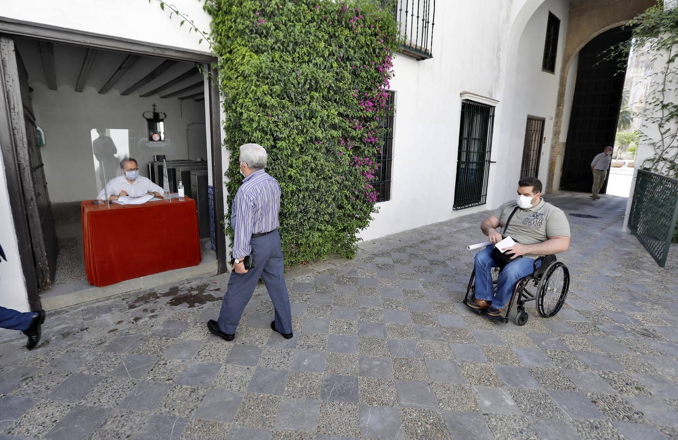 En imágenes, la asamblea de hermanos mayores aprueba el plan del Consejo sobre las sillas