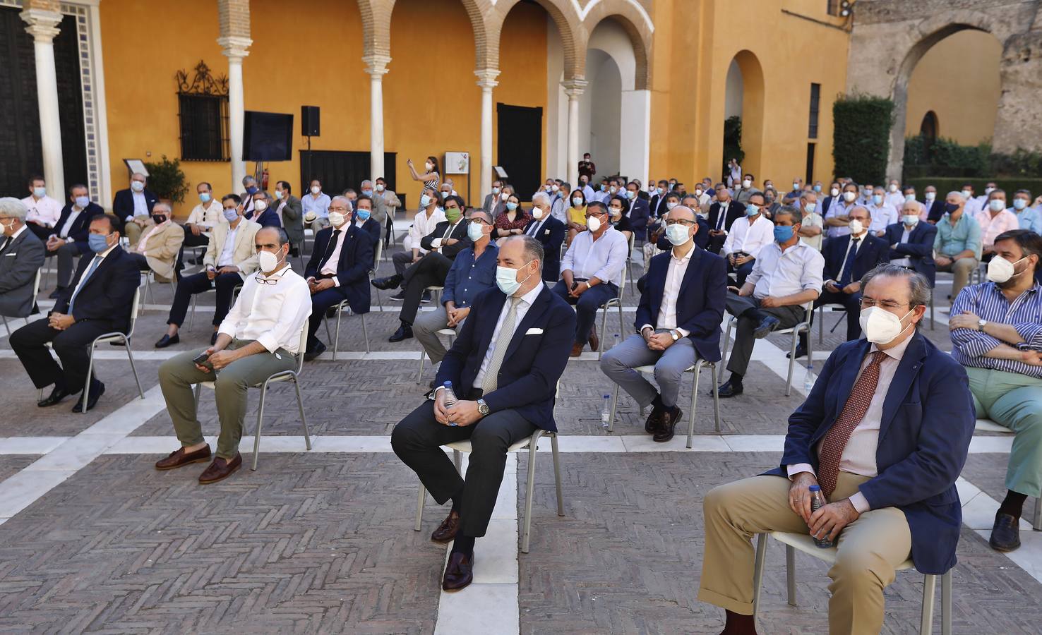 En imágenes, la asamblea de hermanos mayores aprueba el plan del Consejo sobre las sillas