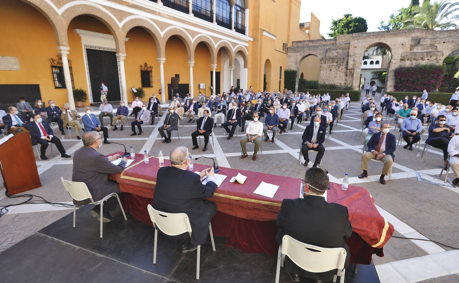 En imágenes, la asamblea de hermanos mayores aprueba el plan del Consejo sobre las sillas