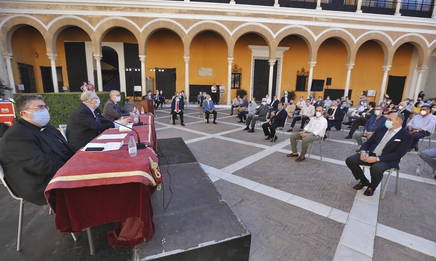 En imágenes, la asamblea de hermanos mayores aprueba el plan del Consejo sobre las sillas