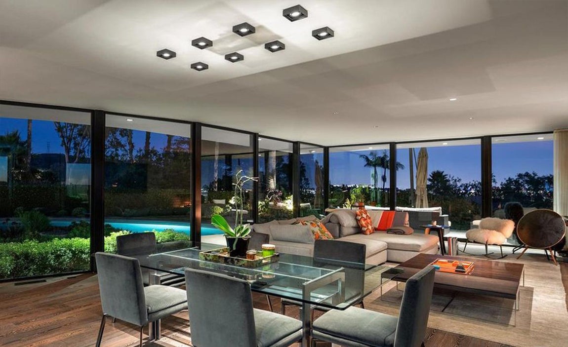 Amplios ventanales. La decoración se basa en el minimalismo con una estética un tanto futurista, no faltan las amplias cristaleras que le confieren un aire de amplitud además de un plus de luminosidad.