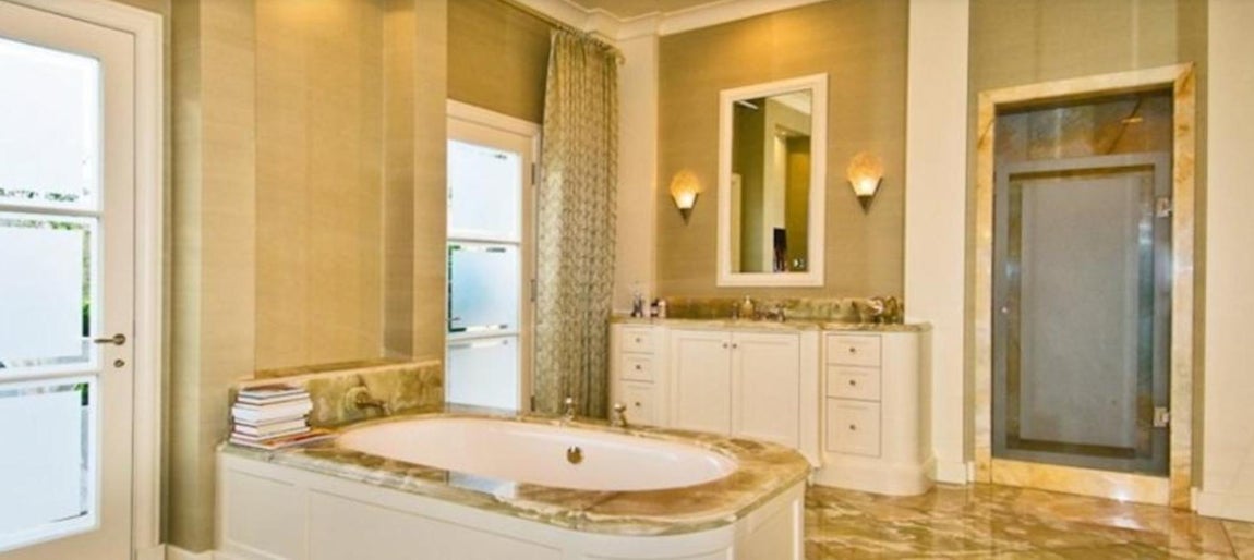 Todas las comodidades. Tampoco faltan los grandes baños, concretamente 9, muchos de ellos con jacuzzi y amplias duchas.