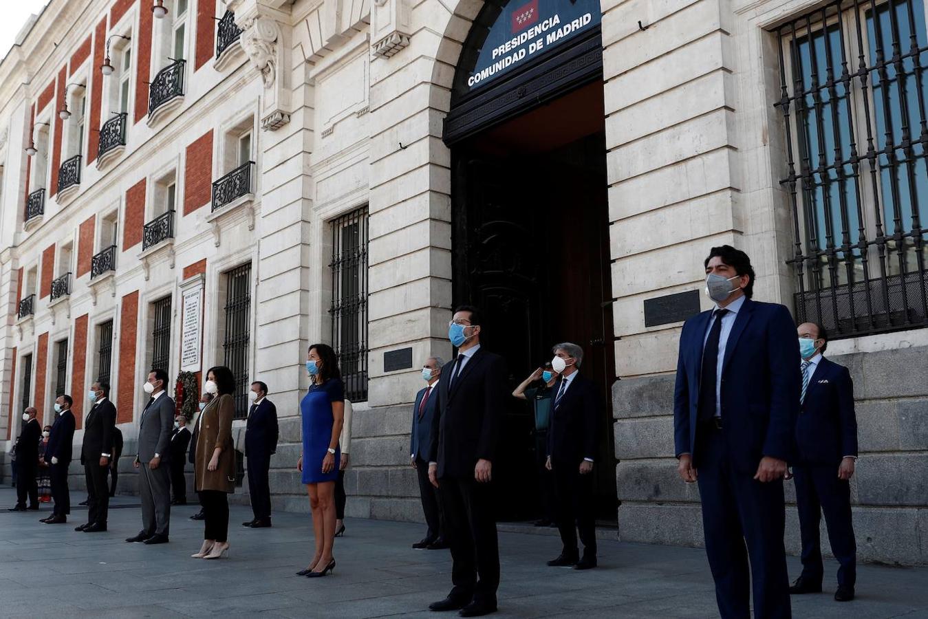 La presidenta de la Comunidad de Madrid, Isabel Díaz Ayuso, junto al resto de miembros del Gobierno regional se congregan a las puertas de la sede de la Presidencia de la Comunidad de Madrid para guardar un minuto de silencio. 