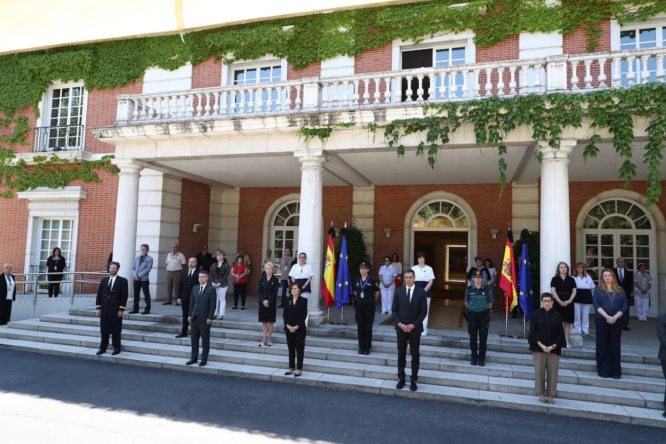 El presidente del Gobierno, la vicepresidenta y ministra de Presidencia, distintos altos cargos, funcionarios y personal de Moncloa guardan un minuto de silencio en las escalinatas del edificio del Consejo. 