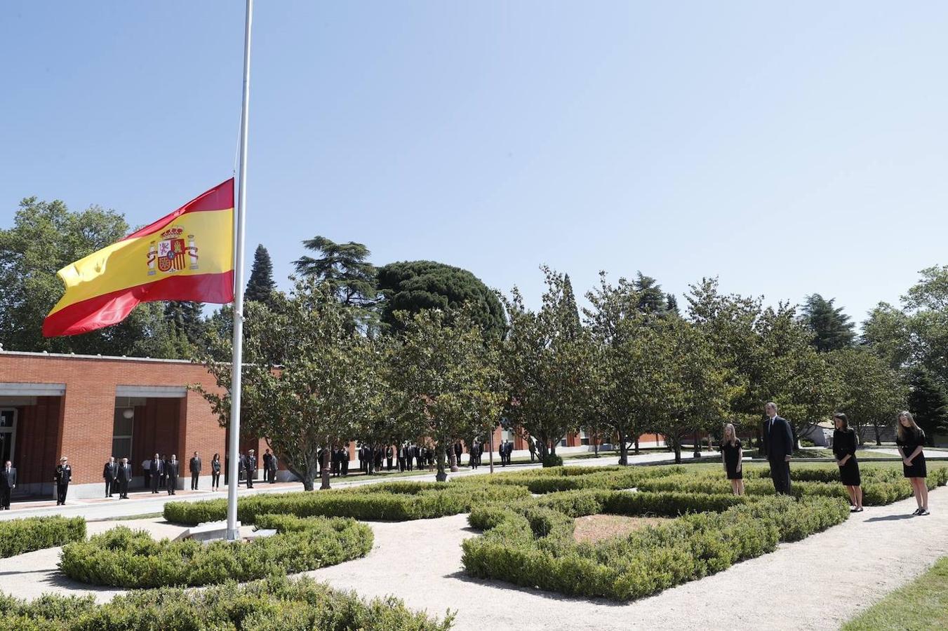 Los Reyes Felipe y Letizia, la Princesa de Asturias, Leonor, y la Infanta Sofía guardan un minuto de silencio en  el Palacio de la Zarzuela. 