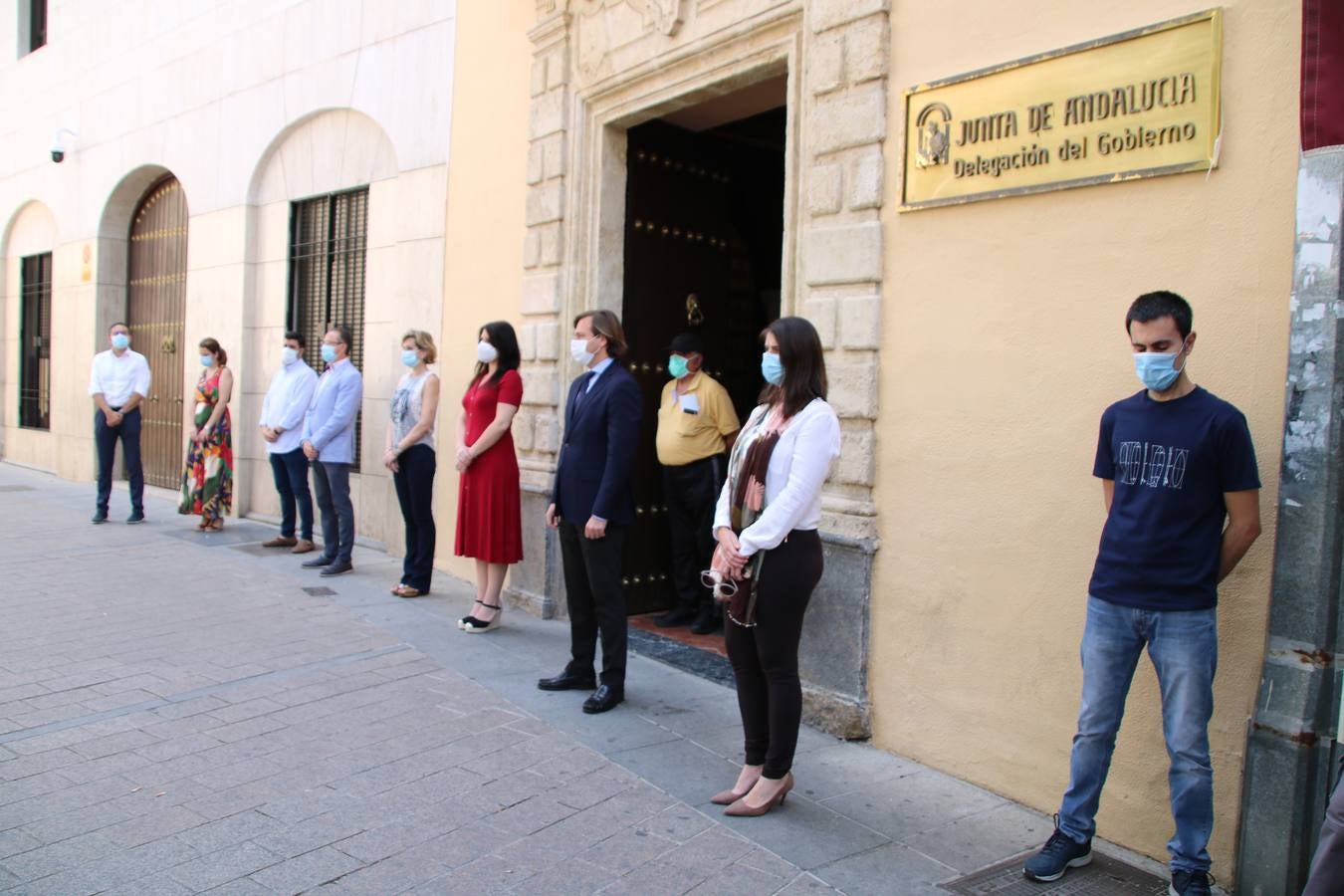 En imágenes, el minuto de silencio en varias instituciones de Córdoba por las víctimas del Covid-19