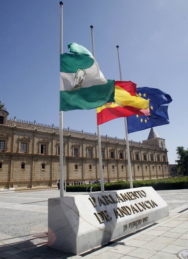 Minuto de silencio por las víctimas del Covid-19 en las instituciones andaluzas