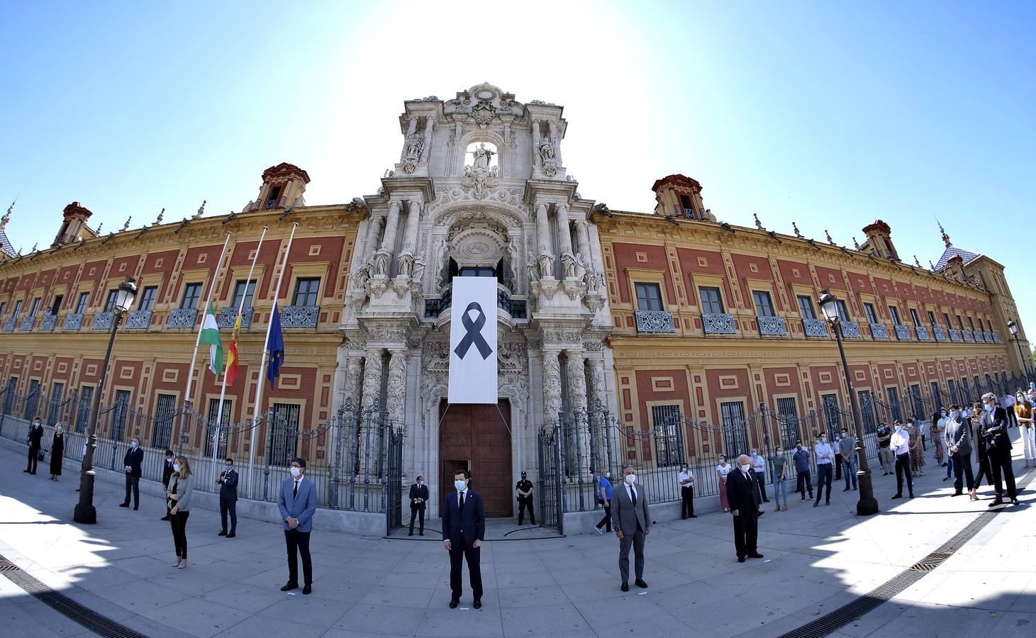 Minuto de silencio por las víctimas del Covid-19 en las instituciones andaluzas