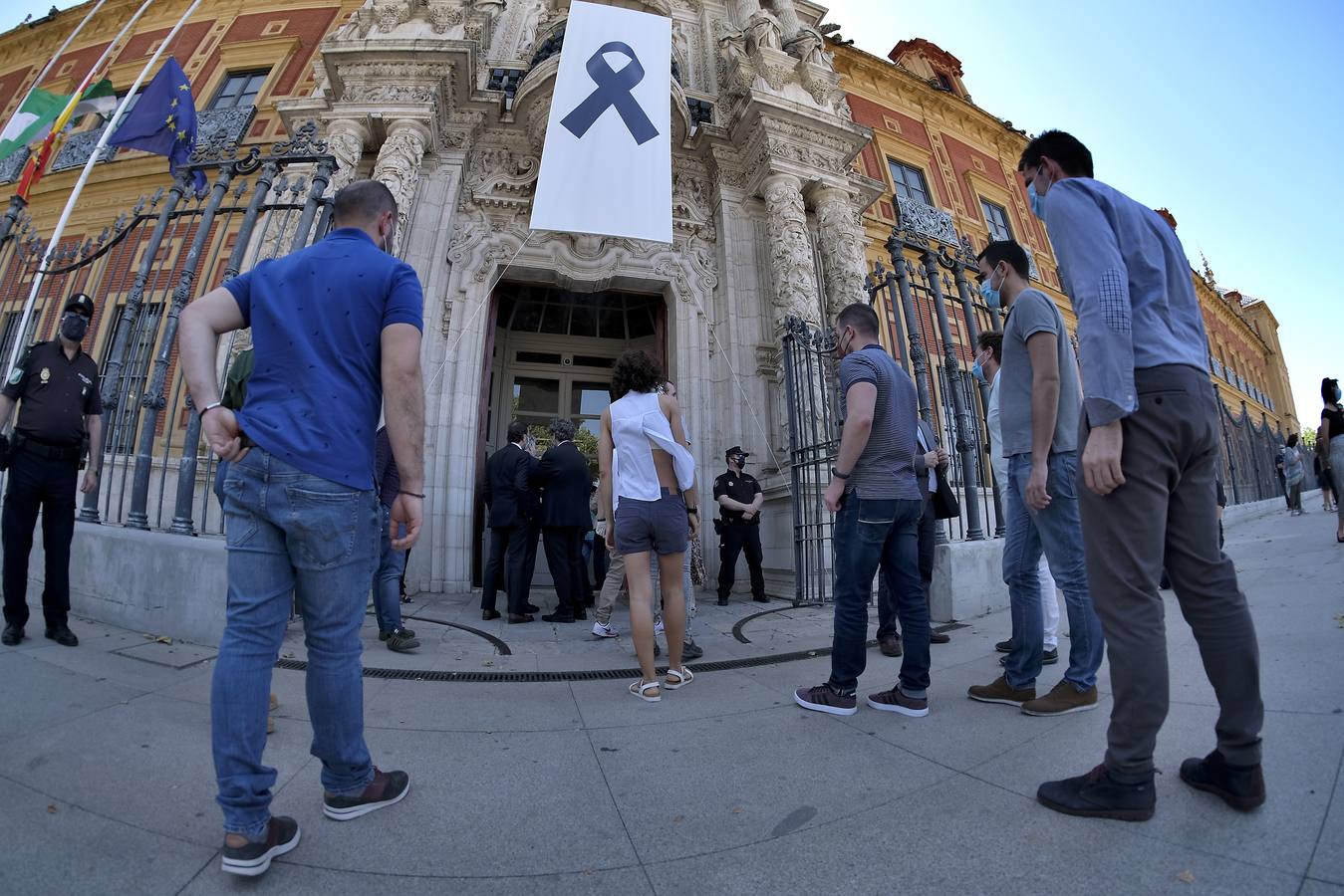 Minuto de silencio por las víctimas del Covid-19 en las instituciones andaluzas