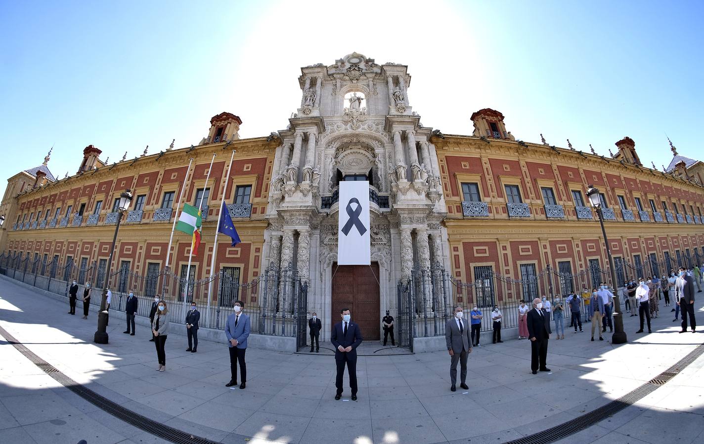 Minuto de silencio por las víctimas del Covid-19 en las instituciones andaluzas