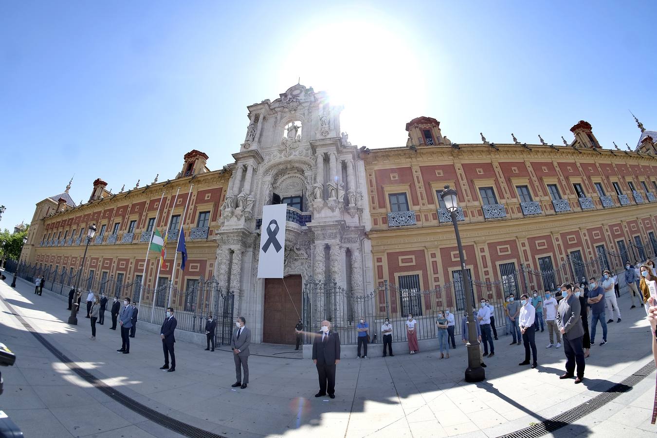 Minuto de silencio por las víctimas del Covid-19 en las instituciones andaluzas