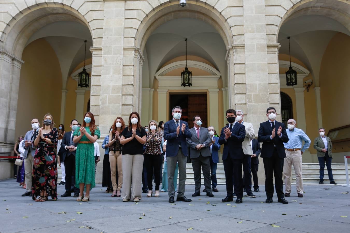 El homenaje del Ayuntamiento de Sevilla a las víctimas del coronavirus