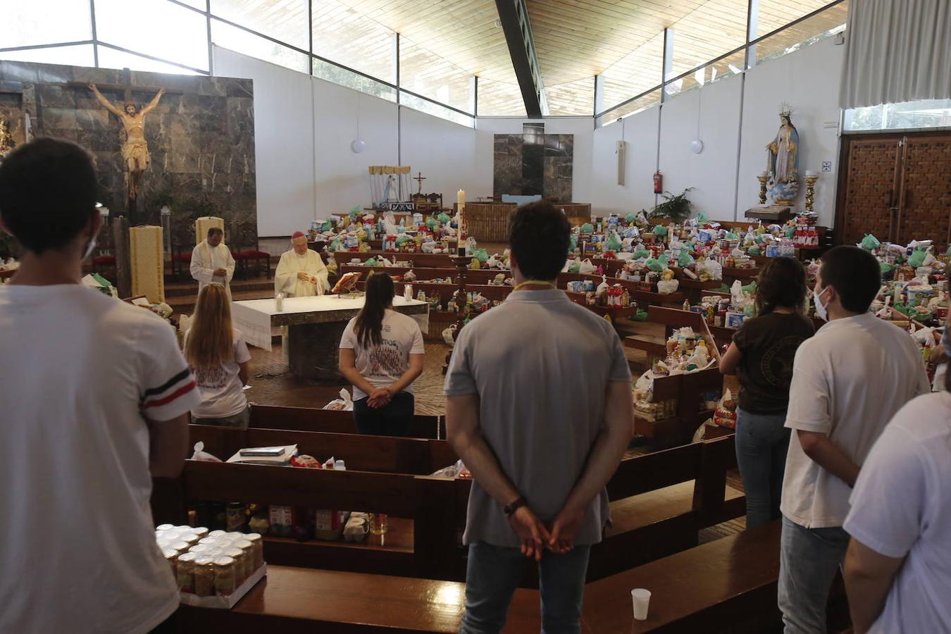 La visita del obispo al Parque Figueroa de Córdoba, en imágenes