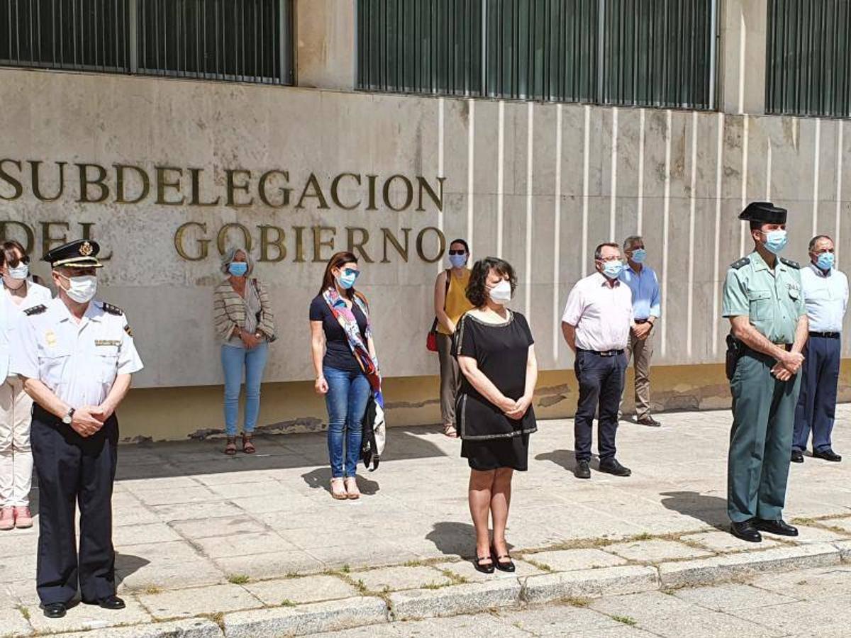 En imágenes, el minuto de silencio en varias instituciones de Córdoba por las víctimas del Covid-19