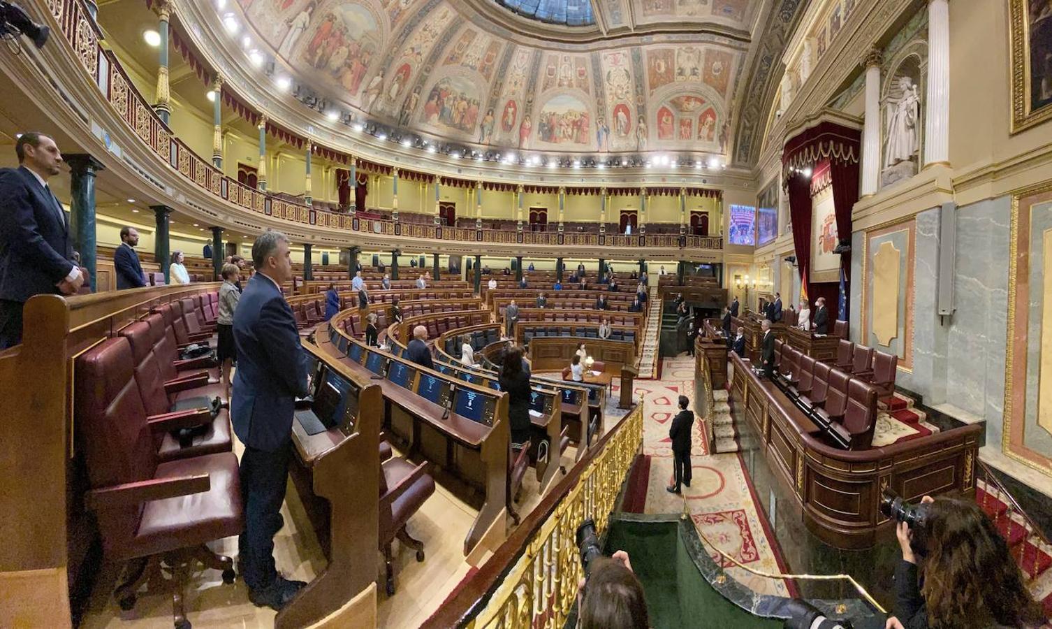 Minuto de silencio en el pleno de sesión de control al Gobierno en el Congreso de los Diputados. 