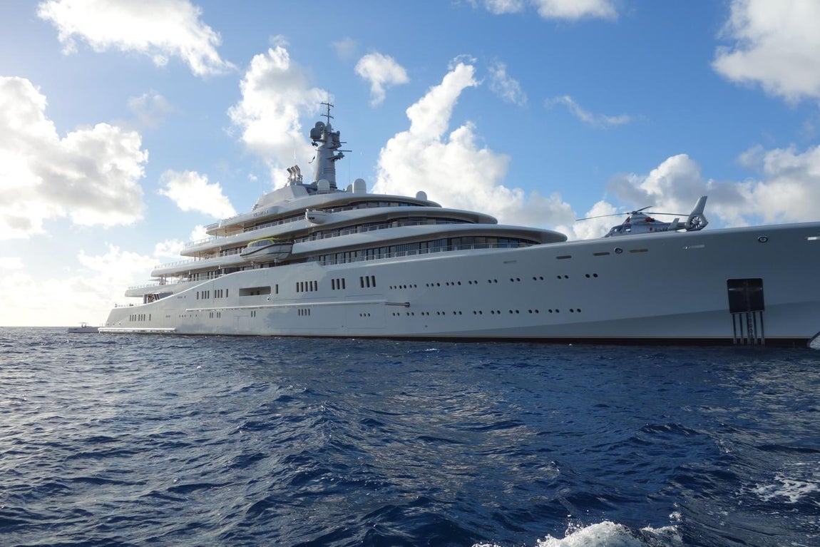 El empresario posee varios yates. Pero eso no es todo, en su colección de “caprichos” destacan también varios yates en los que surca las aguas de medio mundo. En la imagen vemos el “Eclipse”, que ordeno construir en 2009 y cuya eslora de 168 metros y su precio de 800 millones de euros lo convierten en el más caro del mundo