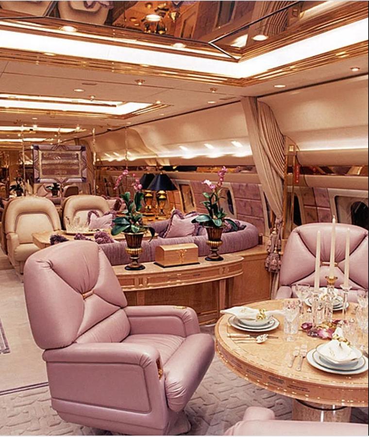 Extravagancia y opulencia. La decoración no puede ser más extravagante, un estilo de aire clásico con toques a lo Versalles del siglo XVII. Incluso las hebillas de los cinturones de seguridad son de oro.