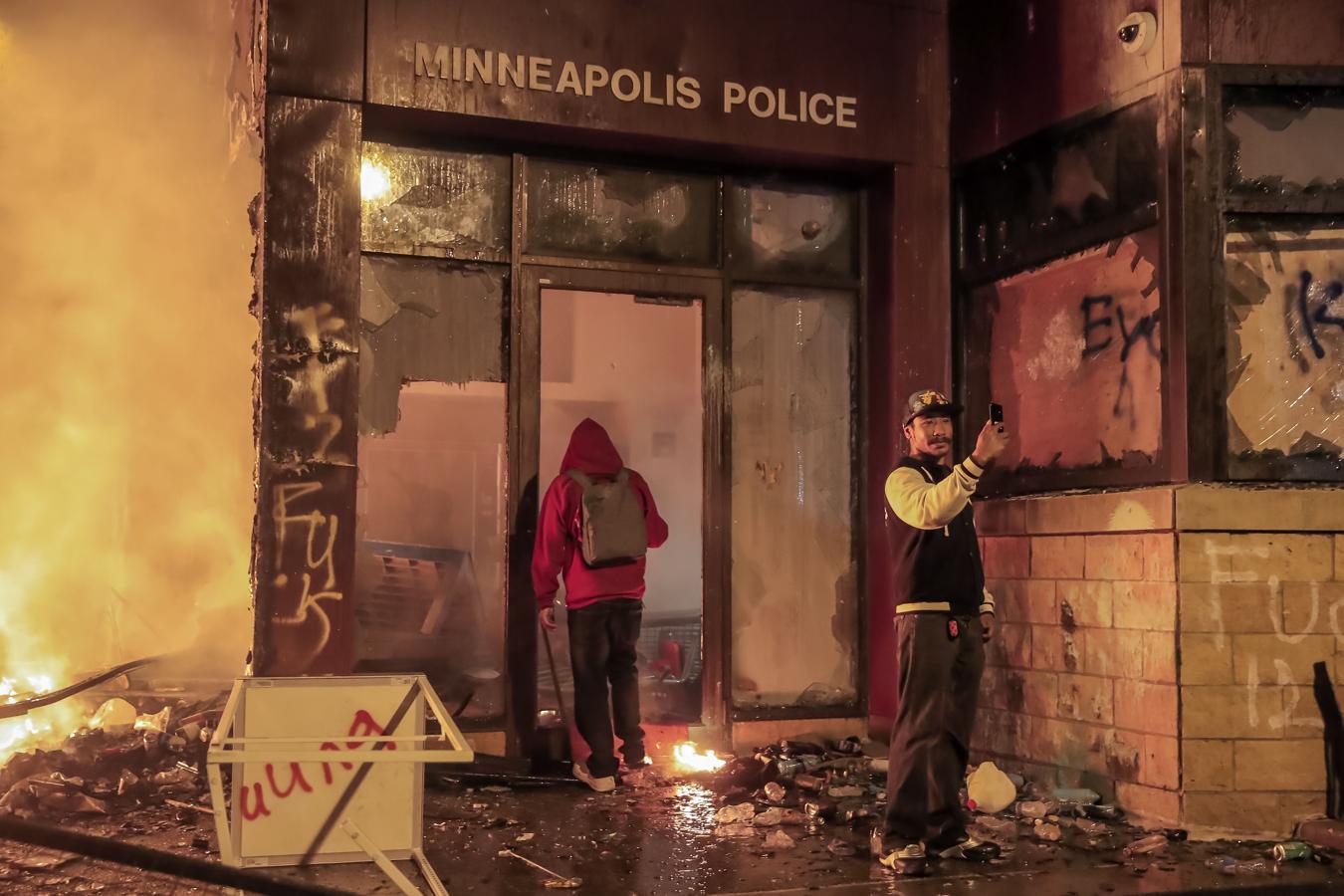 Disturbios en Mineápolis. Un grupo de manifestantes, durante el saqueo a una tienda de Mineápolis