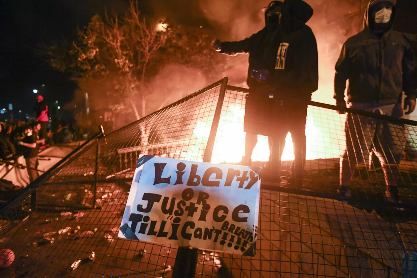 Disturbios en Mineápolis. Las protestas y las llamas han cercado una comisaría de Policía